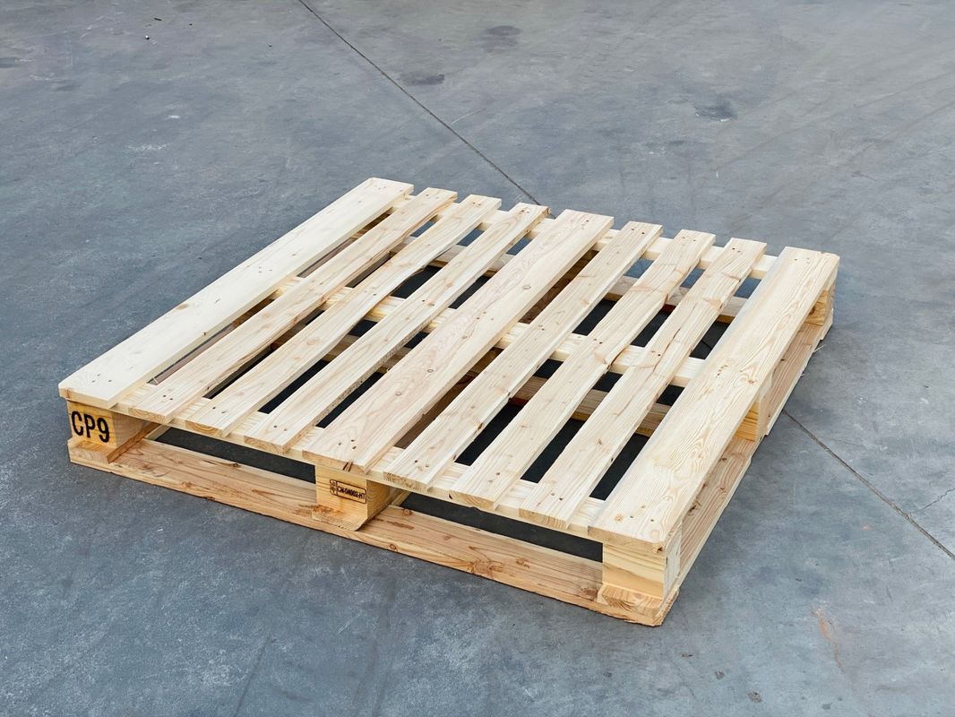 Euro-paletten van hout met twee gezichten